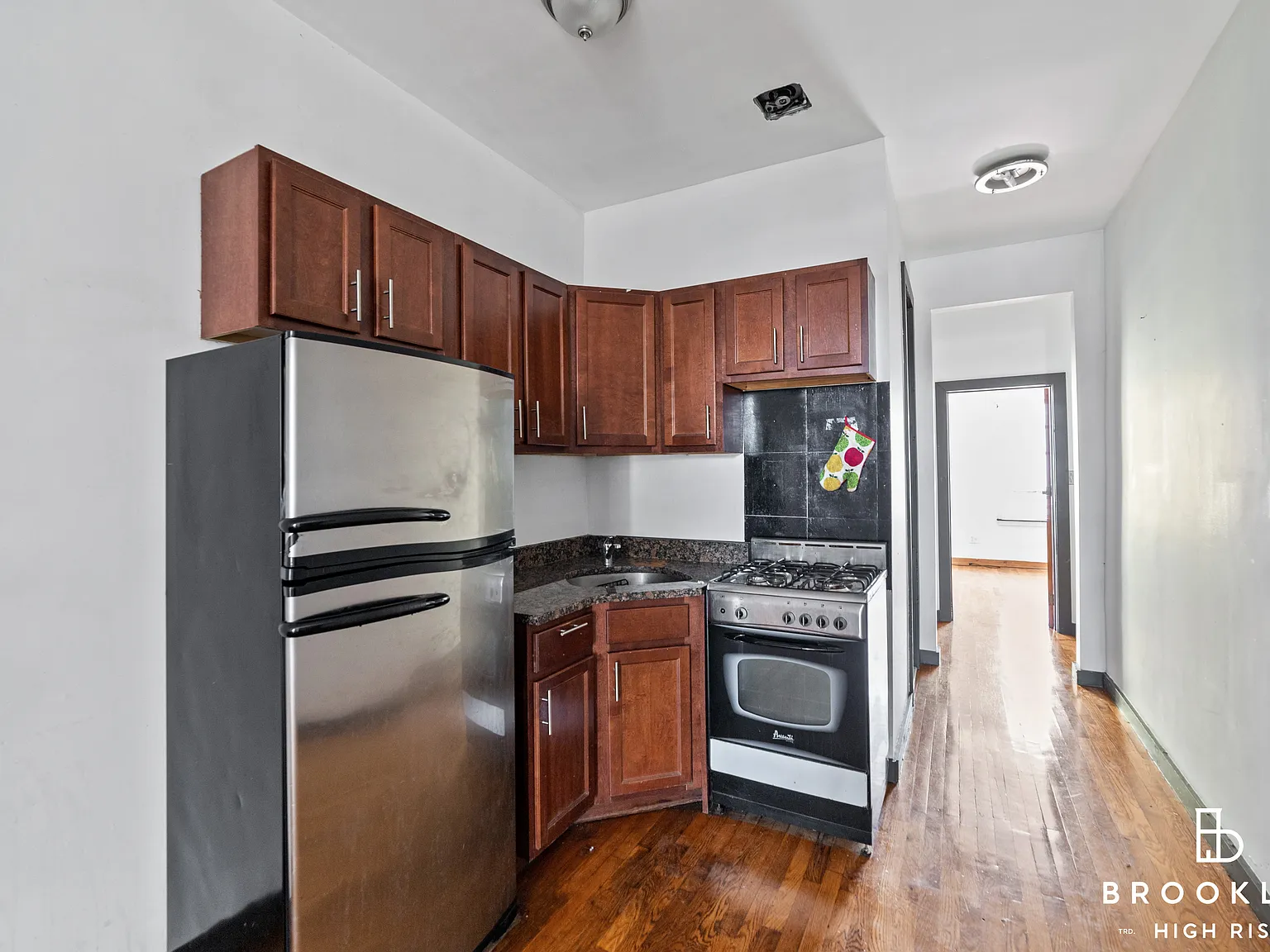 1505 Gates Avenue — Photo 2