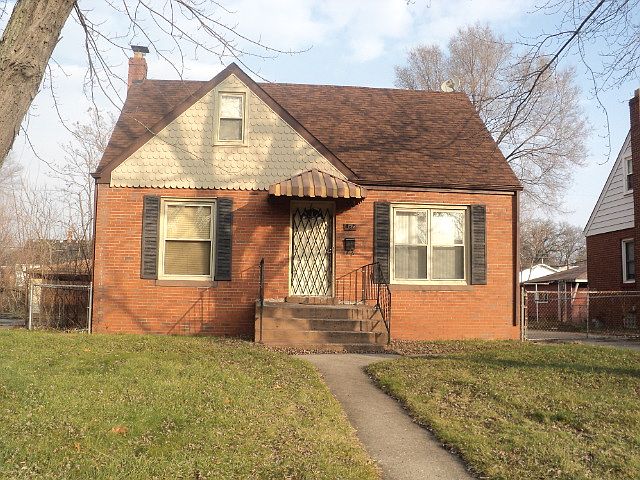 2nd image of 832 E 43rd Pl