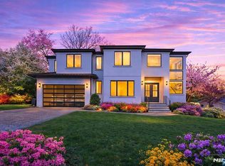 3 Mountain View Ct, Demarest, NJ 07627