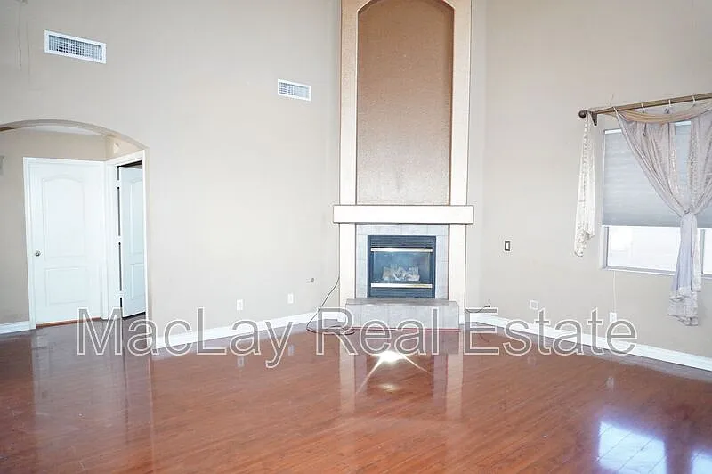 4 bed, 2.5 bath, 3021 sqft, $2,999 — Photo 2