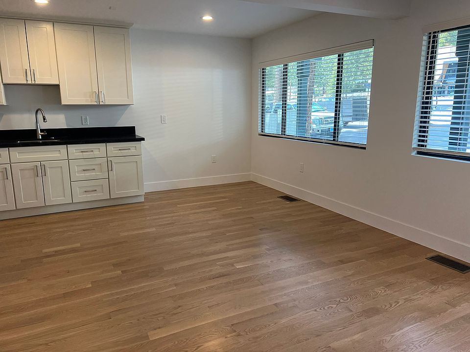 2nd image of 807 Tahoe Blvd #5