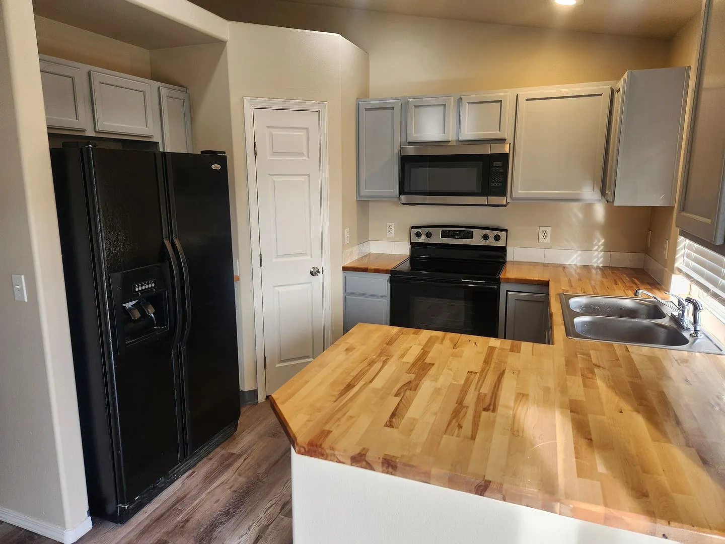 Remodeled 3 bedroom — Photo 3