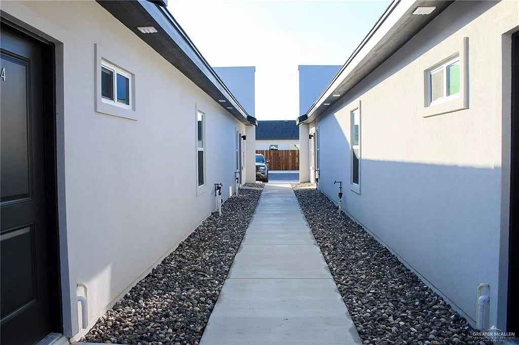 3 bed, 2.0 bath, 1073 sqft, $1,400 — Photo 2