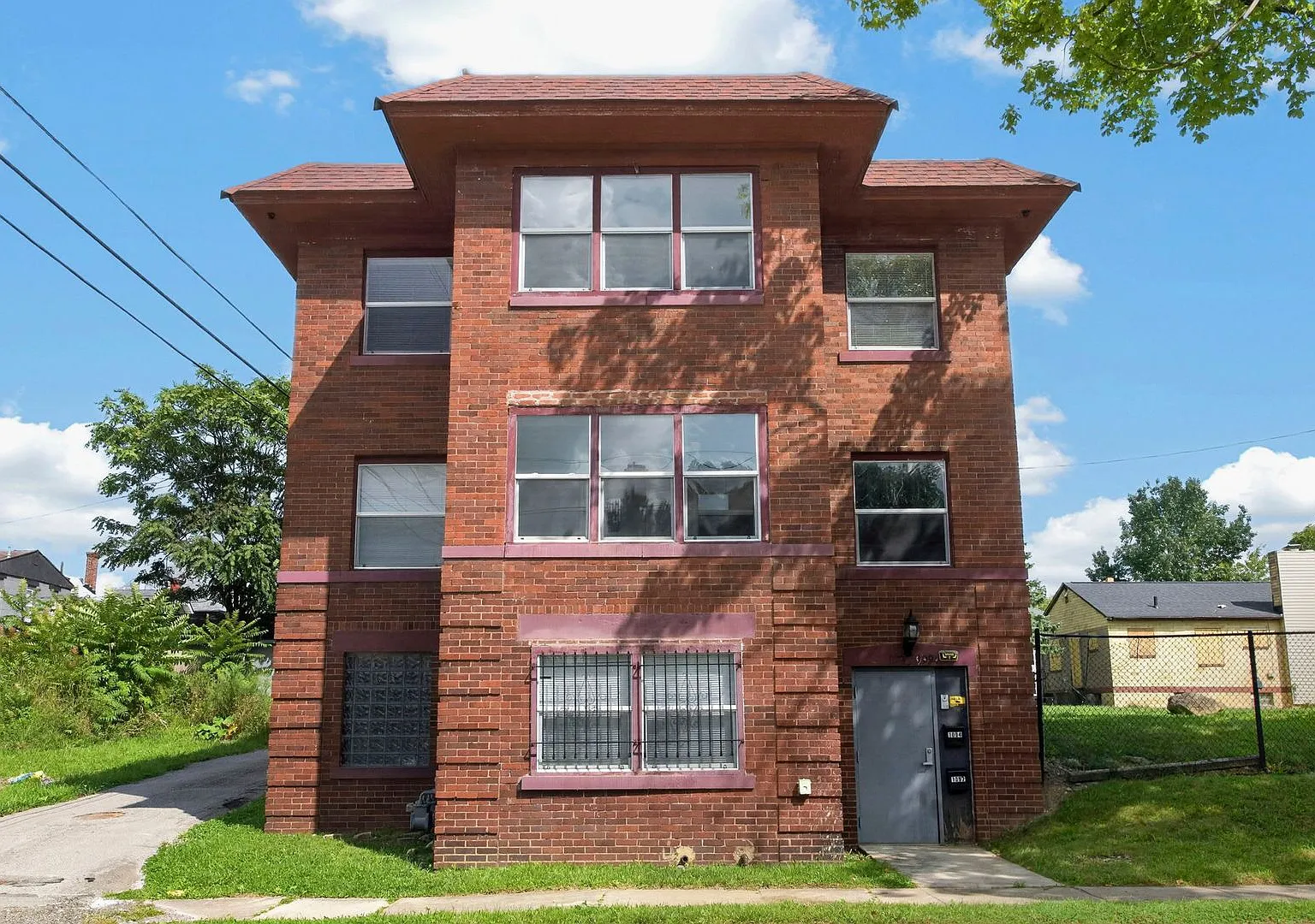 1104-1106 Oakwood Ave — Photo 3