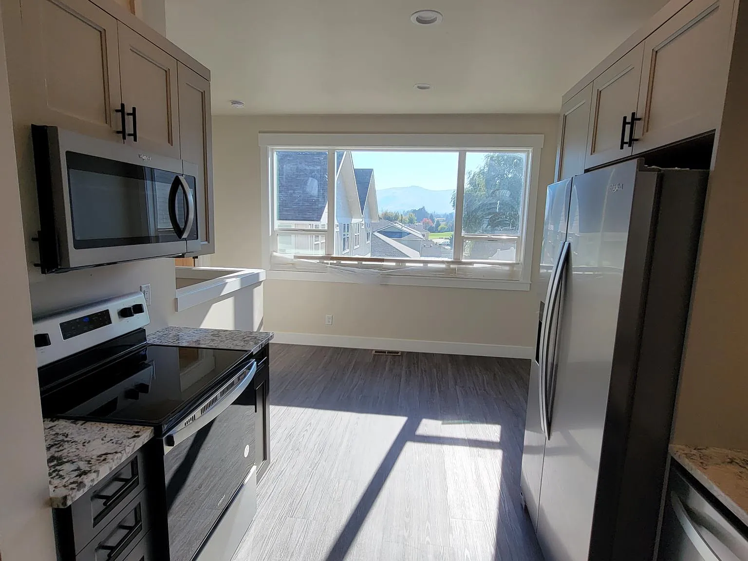 3 bed, 2.5 bath, 1370 sqft, $2,600 — Photo 4