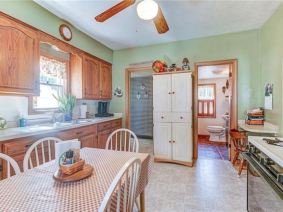 4th image of 1049 Chestnut St