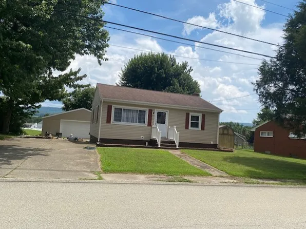 5248 Center Dr, Latrobe, PA 15650