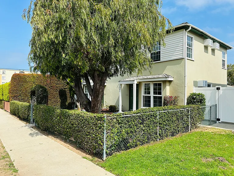 7361 W Manchester Ave — Photo 4