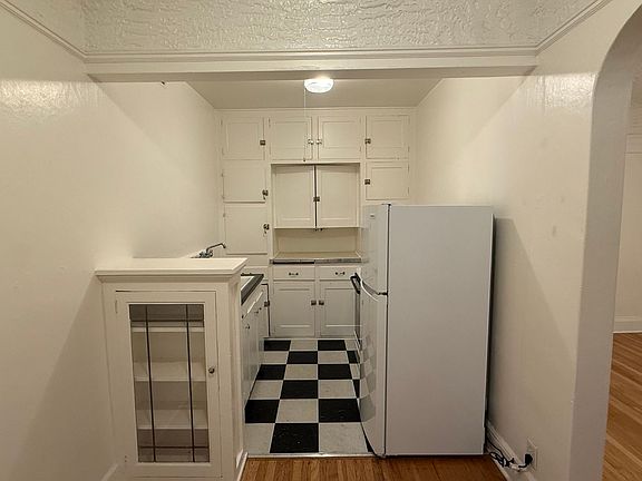 5th image of 2235 NW Johnson St APT 202