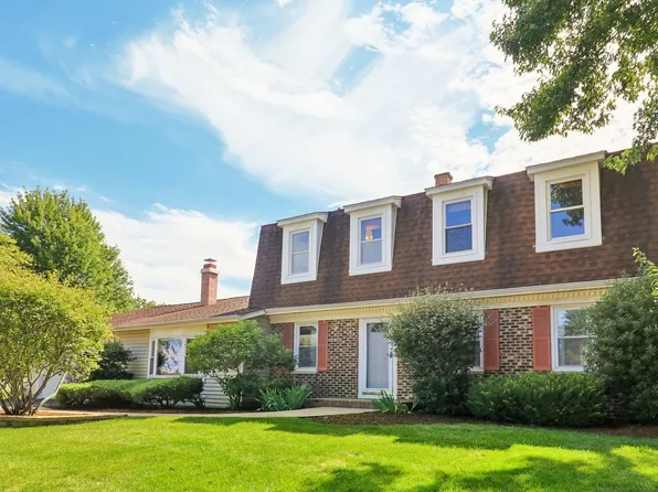 3990 Whispering Trails Dr, Hoffman Estates, IL 60192