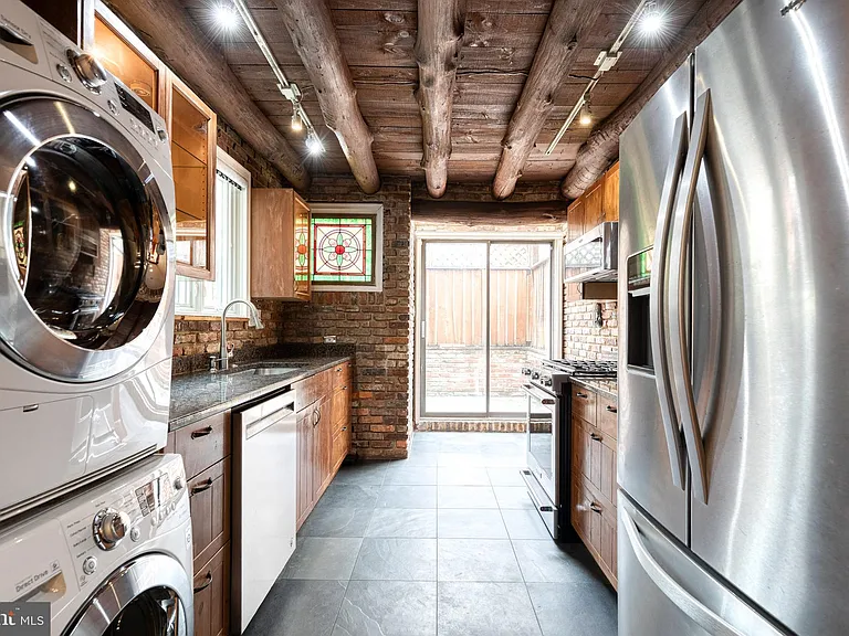 223 E Churchill St — Photo 6