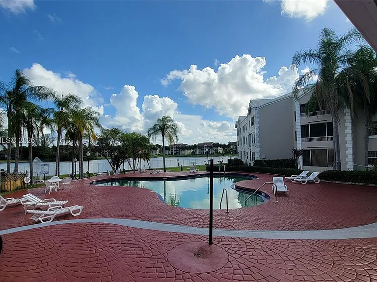 2811 N Oakland Forest Dr #105 — Photo 9