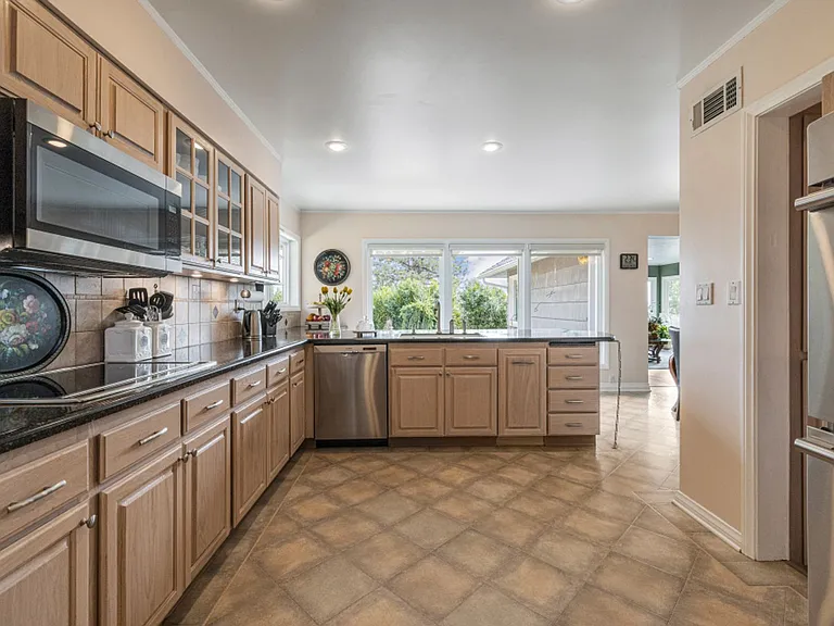525 Mesa St — Photo 13