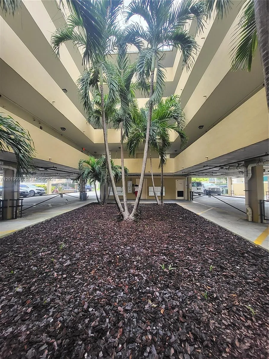 Building Photo - 2647 NW 25th Ave #409