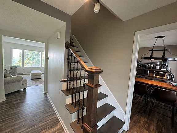 5th image of 506 Carriage Dr