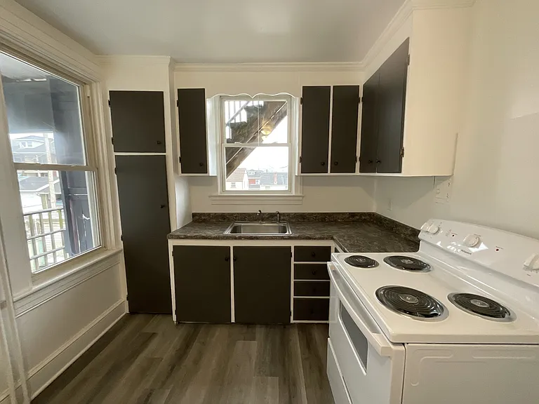 932 W Princess St — Photo 3