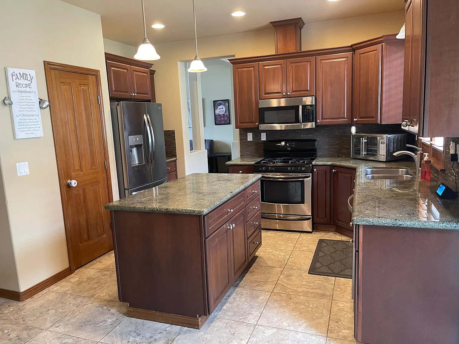 4 bed, 2.5 bath, 2420 sqft, $2,800 — Photo 3