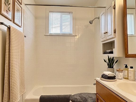4th image of 2901 E Wellesley Ave APT 3