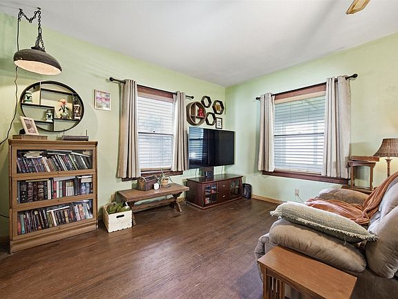 4th image of 1529 D Ave NE