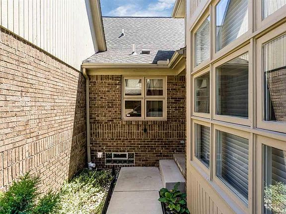 5th image of 14960 Stoney Brook Dr W