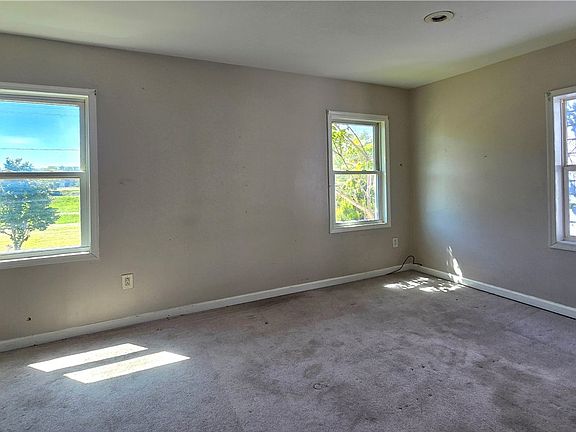 5th image of 614 Winsor Ave