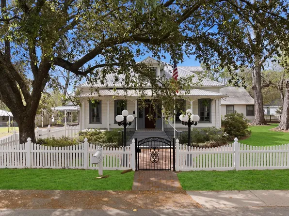 705 College St, Montgomery, TX 77356