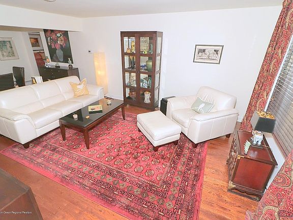 3rd image of 6 Derby Ln