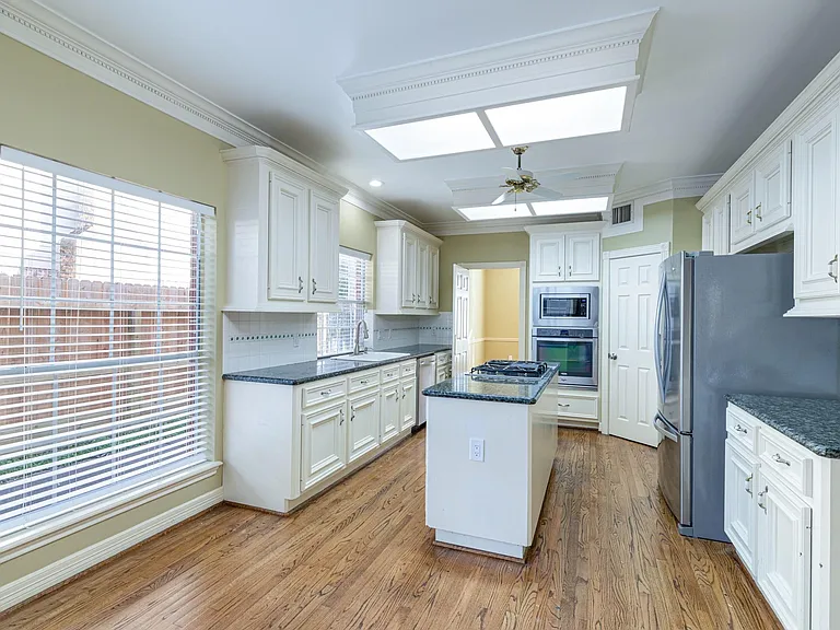 4418 Jane St — Photo 4