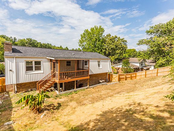 3rd image of 907 Brynewood Park Dr