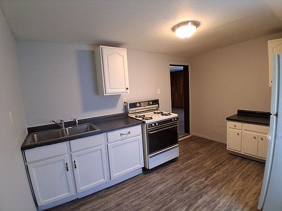 3rd image of 903 Jewell St