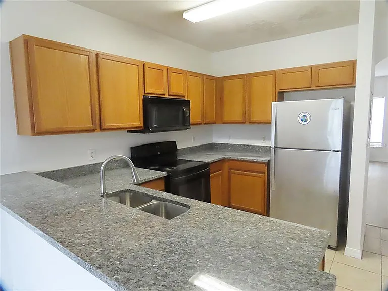 427 Wilton Cir — Photo 4