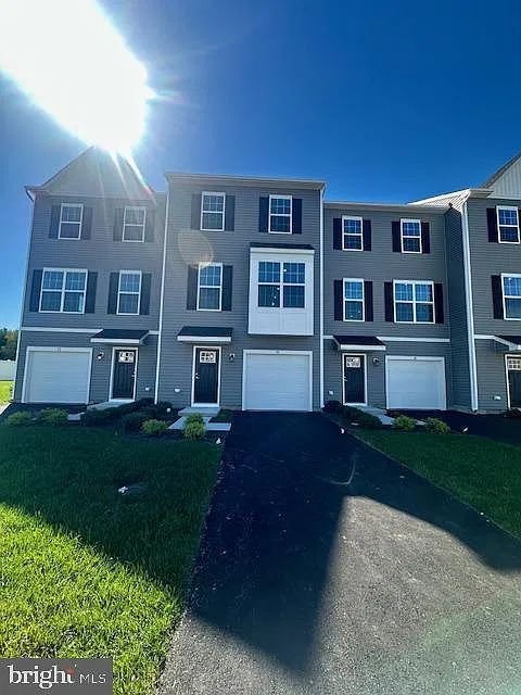 3 bed, 4.0 bath, 2047 sqft, $3,100 — Photo 1