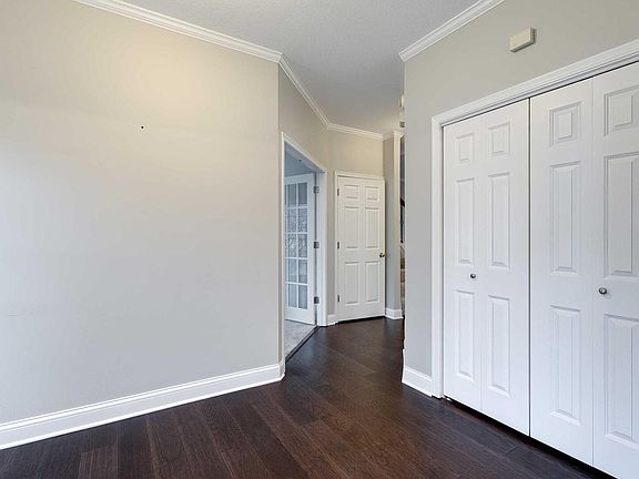 5th image of 3046 Oakview Ln