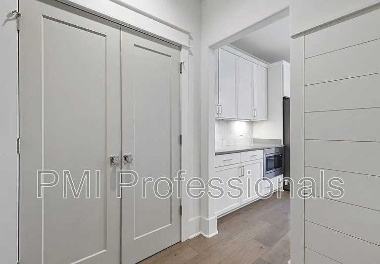 909 E State St — Photo 24