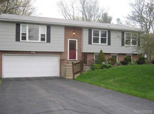 44 Sleepy Hollow Ln, Orchard Park, NY 14127