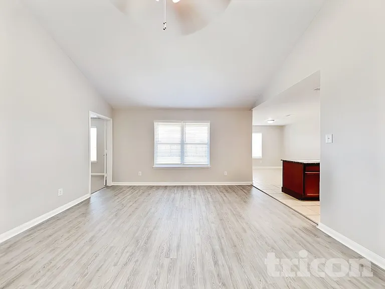 329 Shoshone Ridge Dr — Photo 2