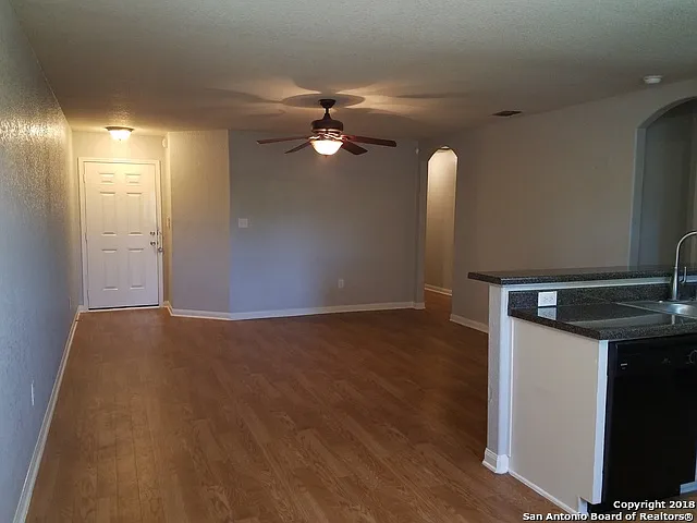 3 bed, 2.0 bath, 1097 sqft, $1,400 — Photo 2