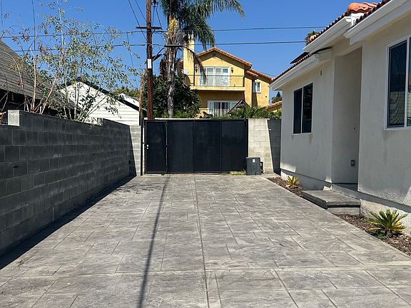 2nd image of 1055 E Tujunga Ave Unit 101