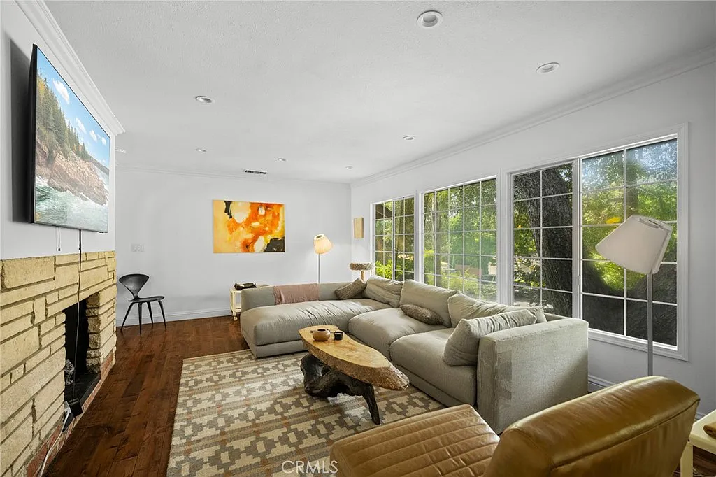 3 bed, 2.0 bath, 1742 sqft, $5,500 — Photo 4