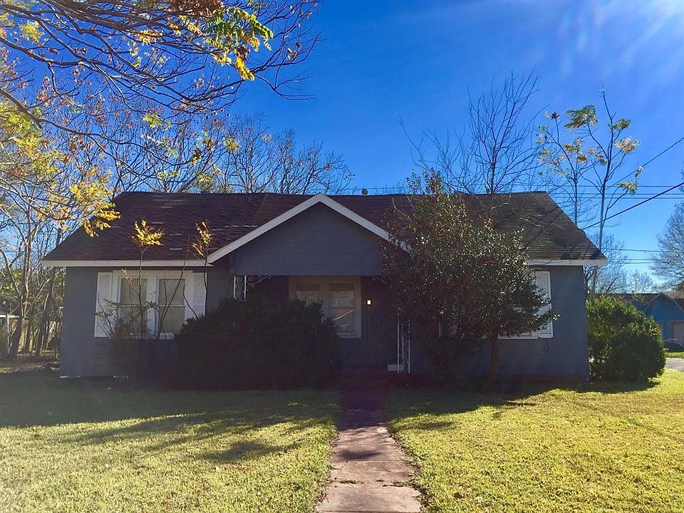 A beautiful corner lot on the corner of Morrell and Harvard.