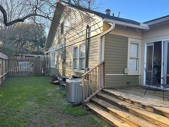 3rd image of 1406 Columbia St