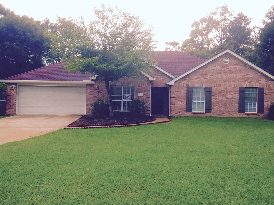 Great Curb Appeal!