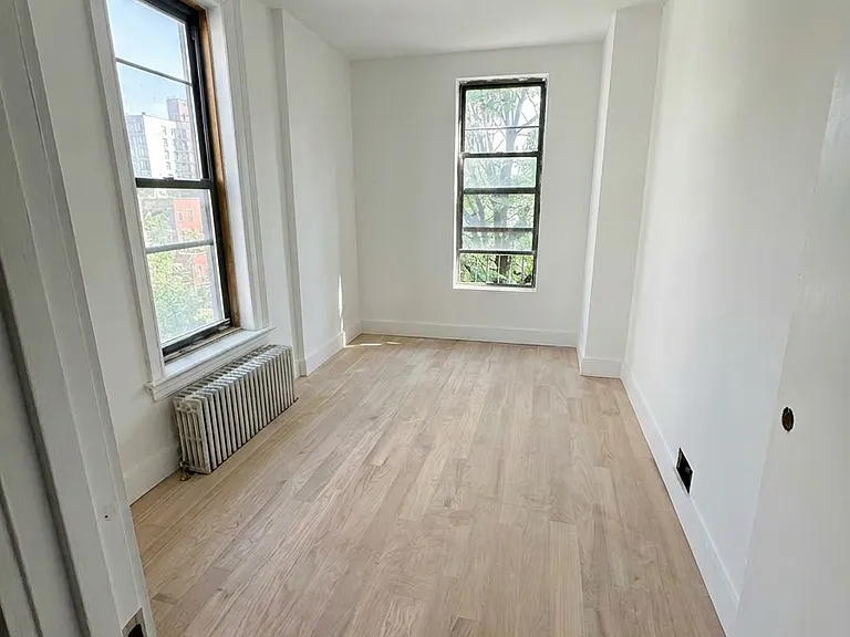 305 7th St #4L — Photo 3