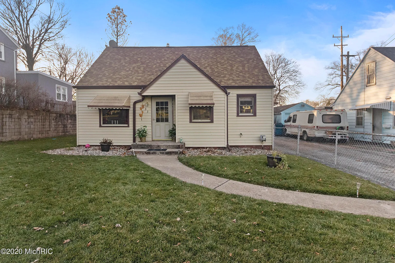 1733 Sunnyside Dr photo 1