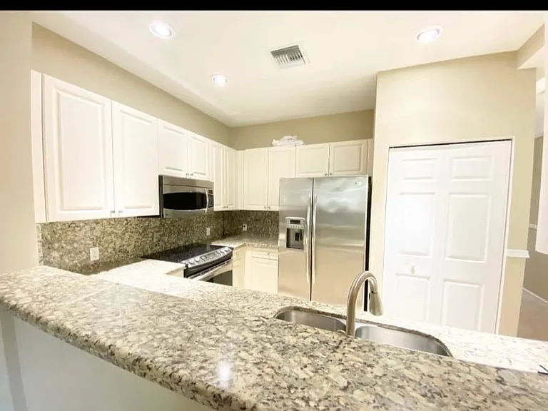 2557 Riverside Dr — Photo 8