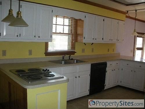 3rd image of 2209 Wild Oak Cres