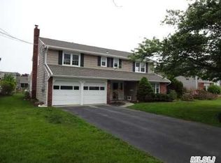 10 Buoy Ln, West Islip, NY 11795