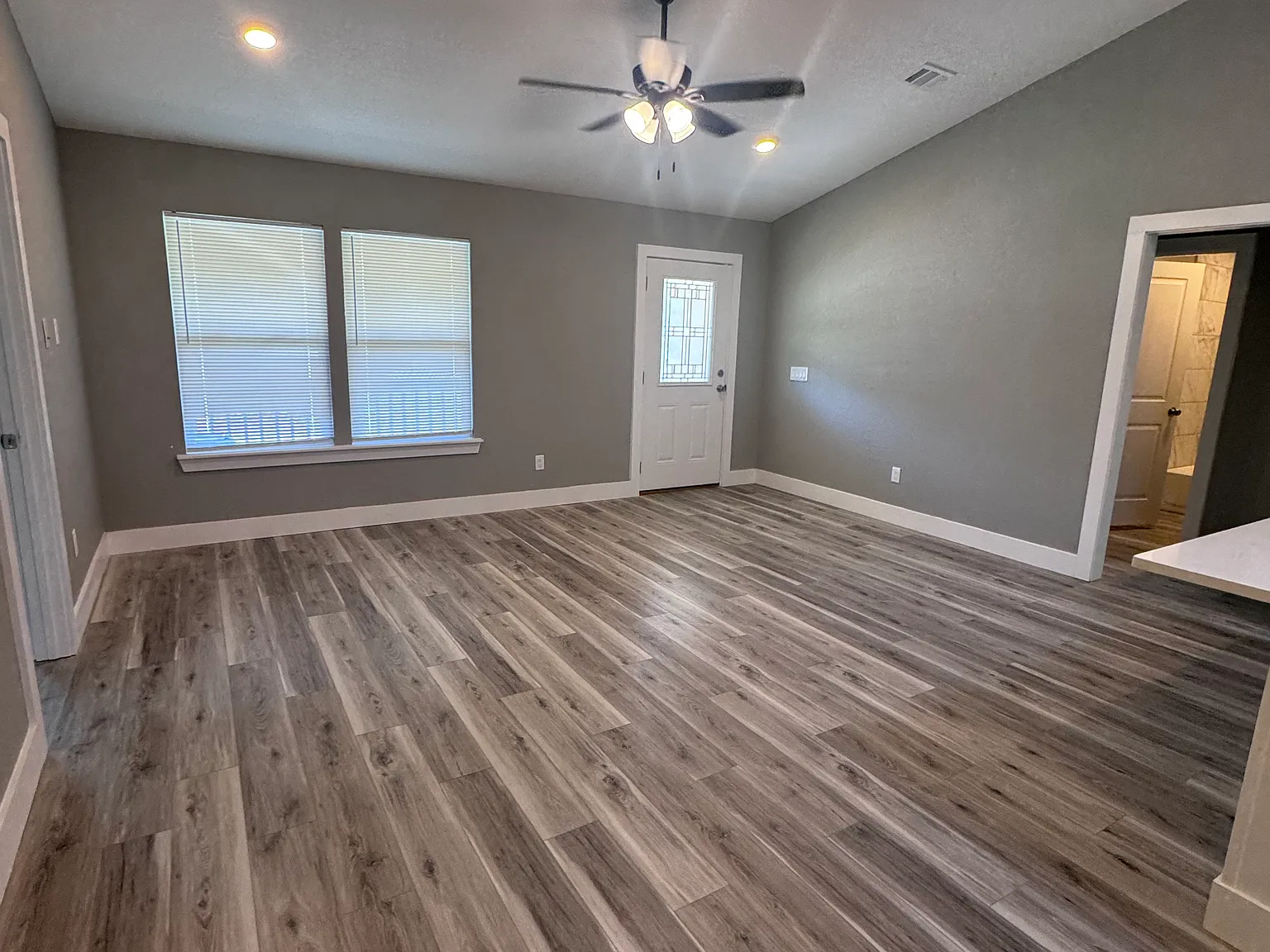 192 W Oleander Ave — Photo 2