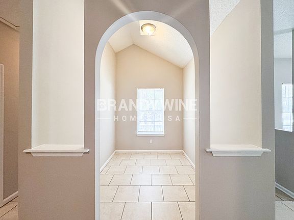 2nd image of 1131 Glencarin St