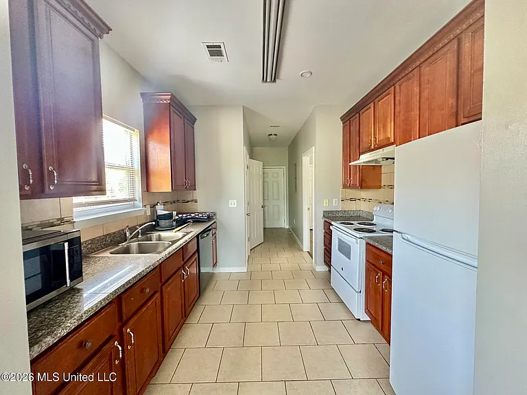 301 Lac Bleu Ave #B — Photo 5
